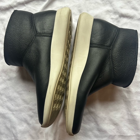 VINCE black leather shearling lined booties size 7 - Picture 6 of 8